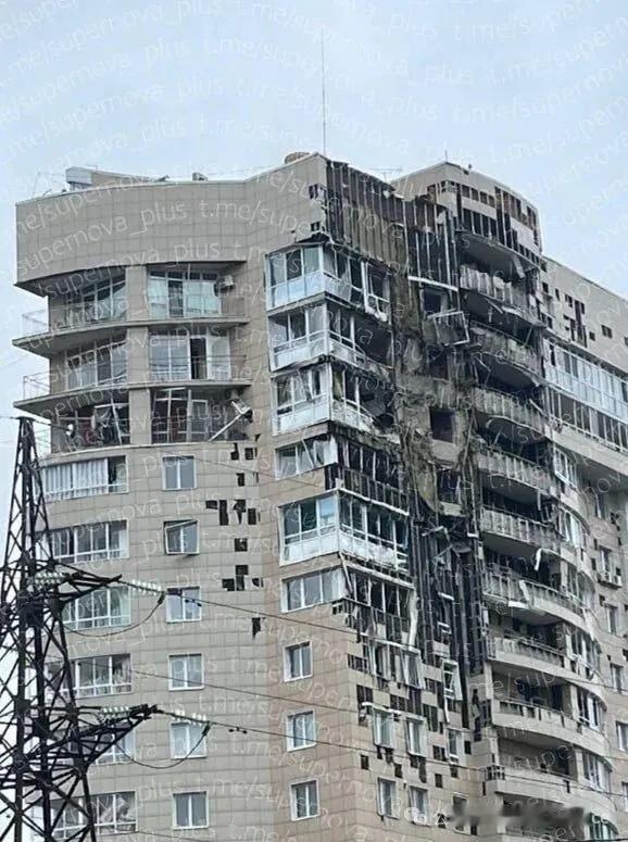 泽连斯基证实了对梁赞炼油厂、彼尔姆炼油厂、鞑靼斯坦炼油厂、库尔斯克地区的无人机储