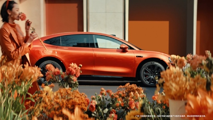 【为什么现在车企开始上高饱和亮色】彩色系新能源车越来越受欢迎近年来，过去买车以“