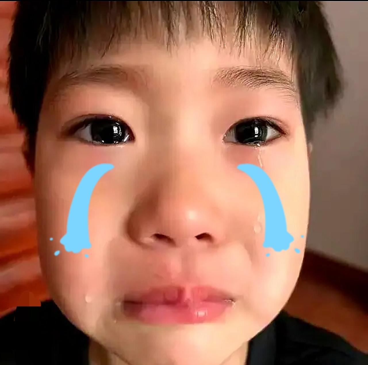 泉州民政局这事儿，属实给我整破防了！
一个9岁的小男孩，独自跑到柜台要办孤儿证。