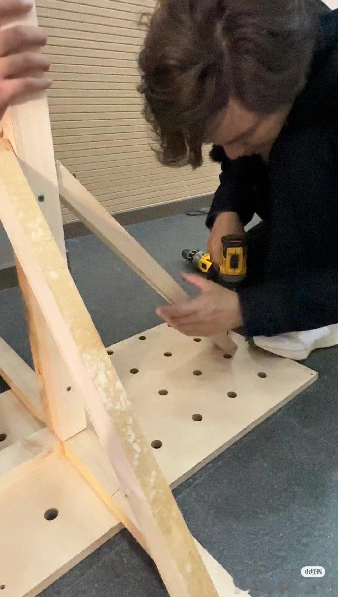 #钟汉良的老本行是木工# 这段经历不仅锻炼了他的手艺，更培养了他坚韧不拔的精神和