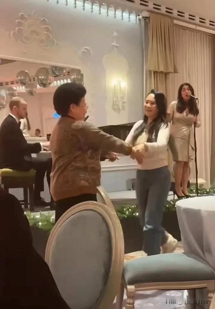 伊能静，滤镜碎了！
现实的她就是一普通中年妇女的样子，
脸蛋不算精致漂亮，也不显