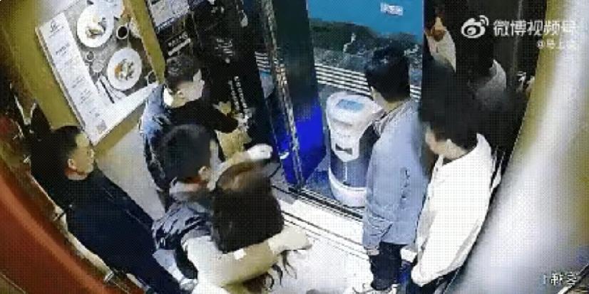 机器人进电梯被一男子踢翻！
在梯内众目睽睽的监控之下，
人性的一面镜子被无情摔碎