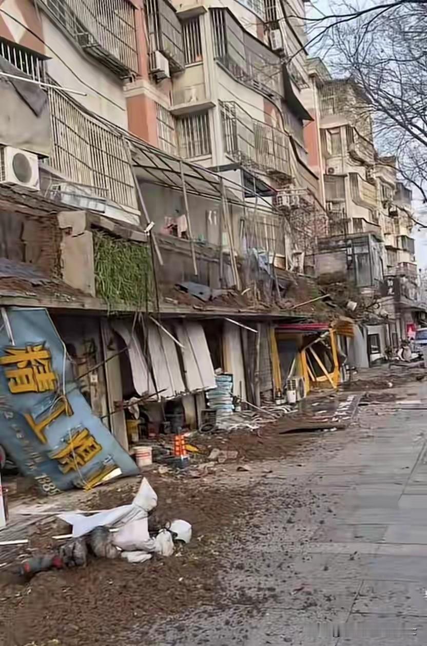 近日，安徽淮北一小区二楼住户因为在阳台种菜压垮楼下一排店铺门头。

好家伙！你这