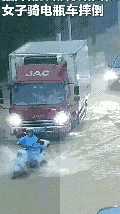 雨下的这么大，路上的积水这么多，这个女子还敢在这样的路面骑摩托车，实实在在说，胆