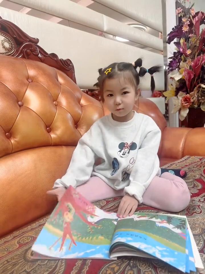 小朋友们大家好，今天要讲的故事是不高兴的毛毛虫。声大吗？声大，真大。很洪亮。大树