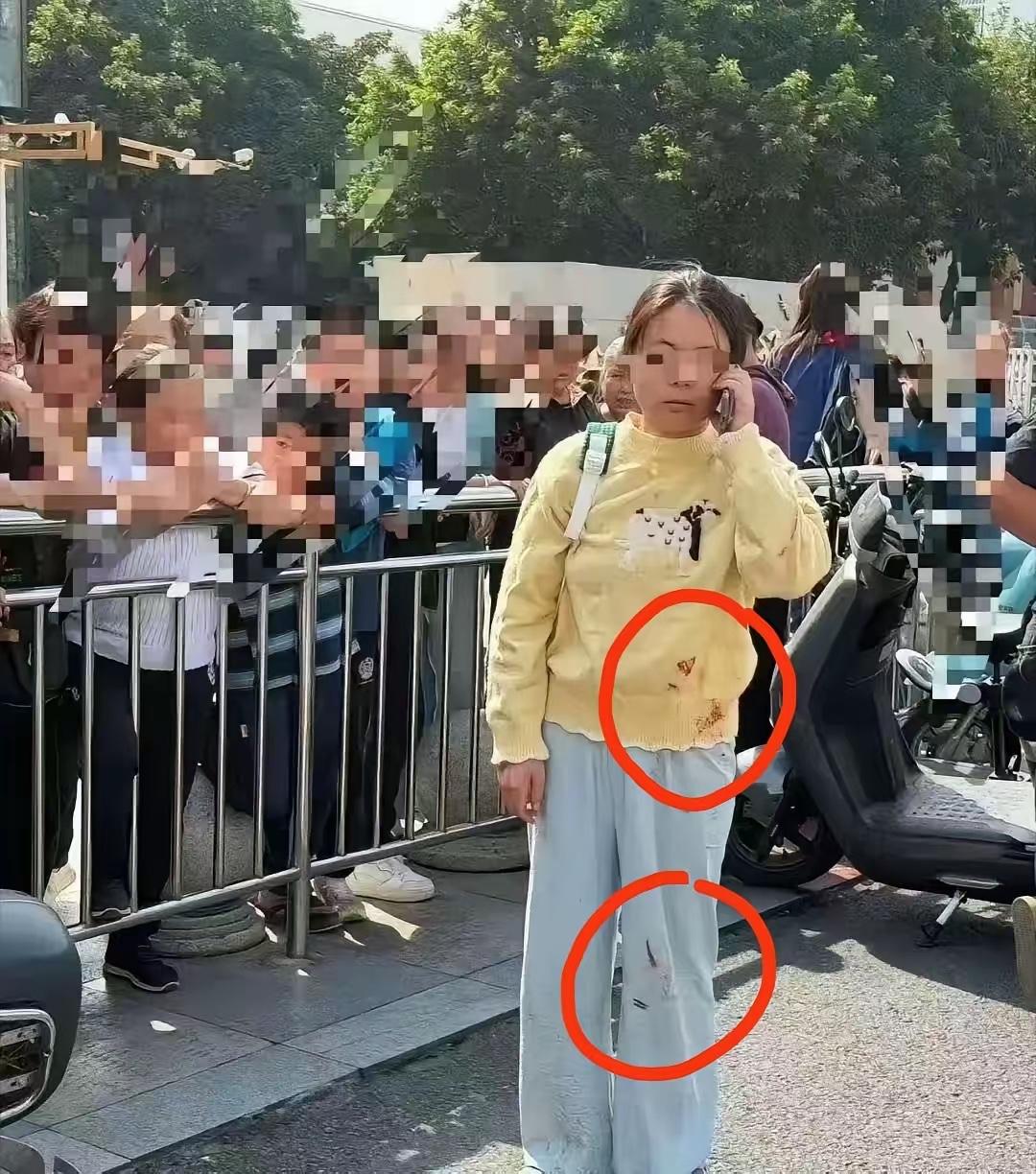 成都拿U型锁打人事件，我关注到一个细节：打人宝妈的黄色毛衣上和裤子上，都沾上了血