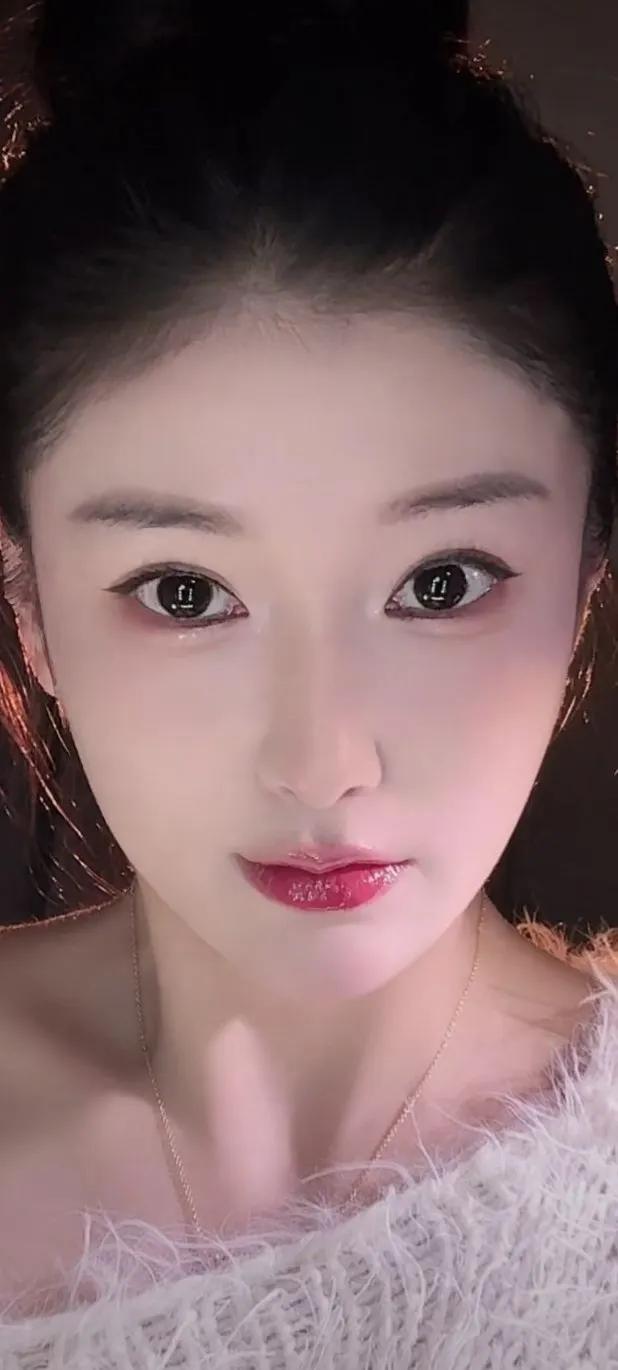 红唇轻启，似有千言。