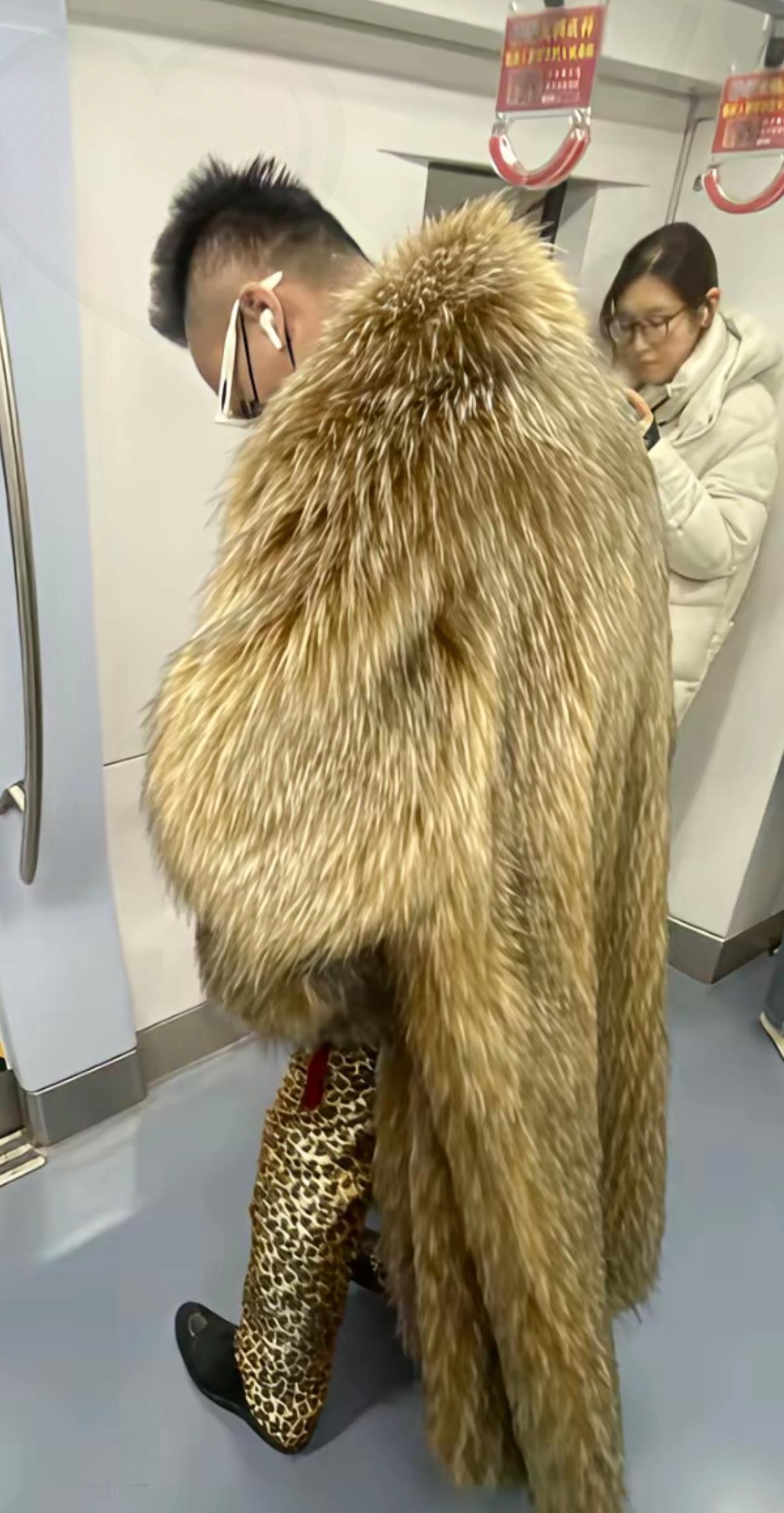 北京的时尚从不是刻意扮酷，而是刻在骨子里的松弛感！帅哥穿戴豪横的很[赞][赞][