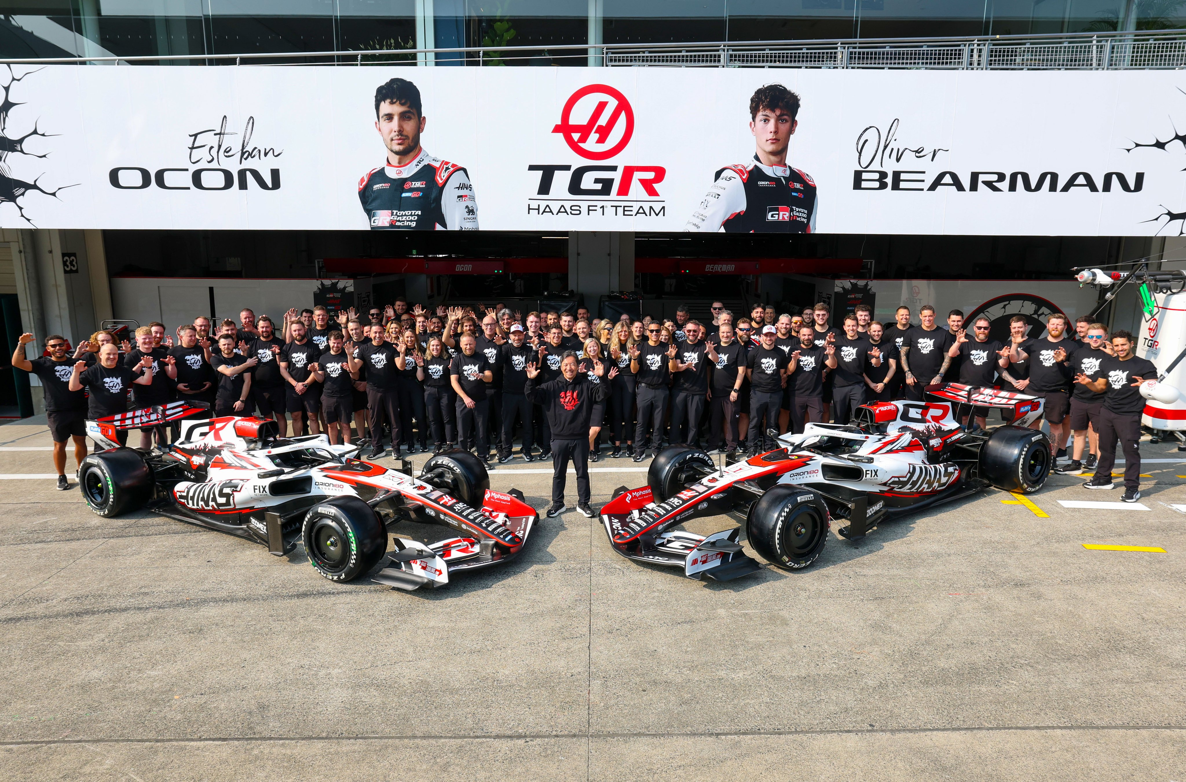 哈斯车队在冠名赞助商丰田的家乡赛事开始前拍摄团队大合影📸F12026F1日本大