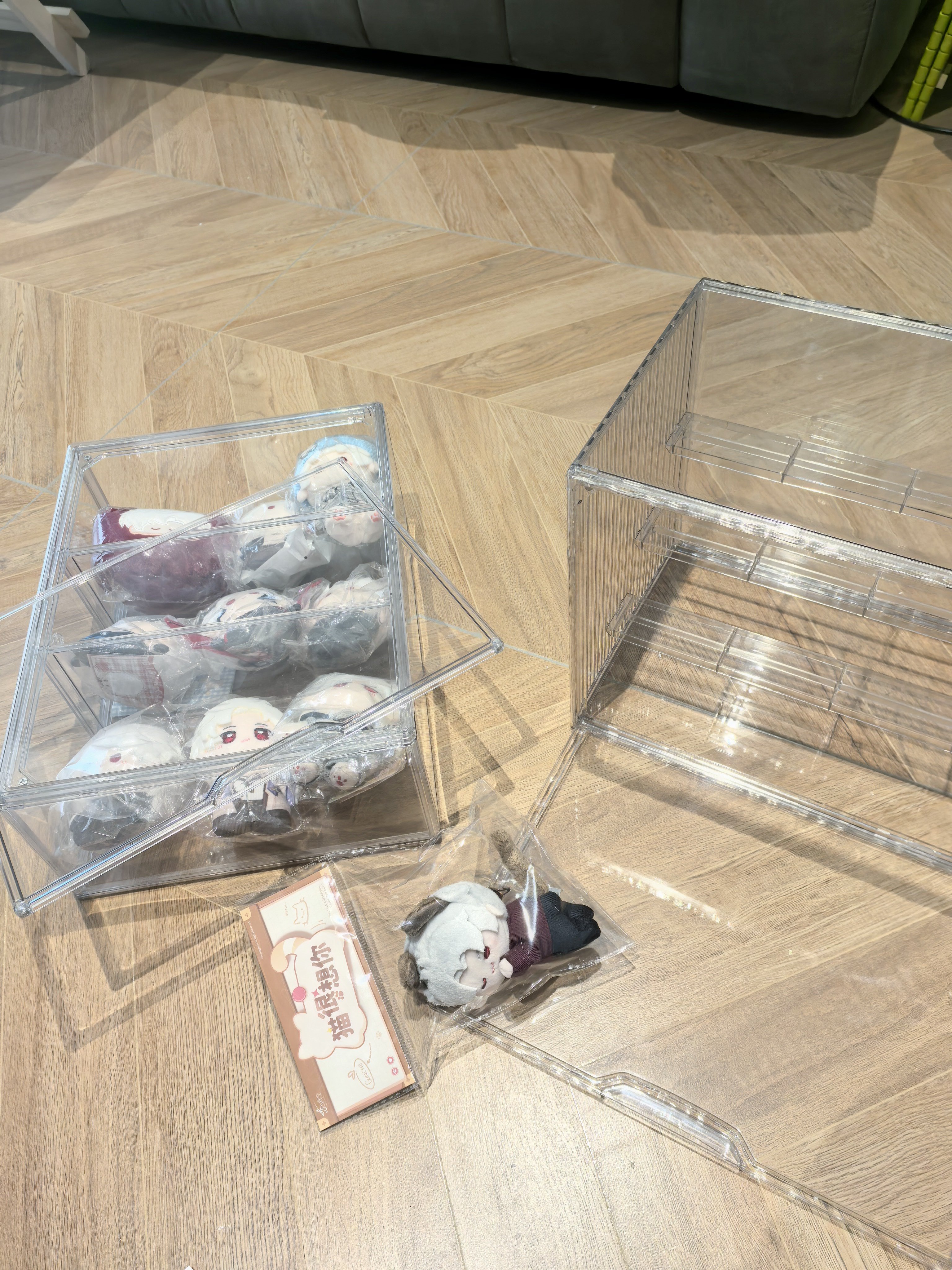 我不是之前1688买了个收纳棉花娃娃的亚克力盒子嘛，结果门是个破的装不上去，我就