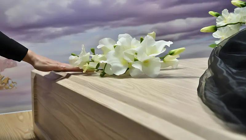 近日，江苏淮安区殡仪馆一则遗体告别仪式上，主持仪式上工作人员身着红色羽绒服、黄发