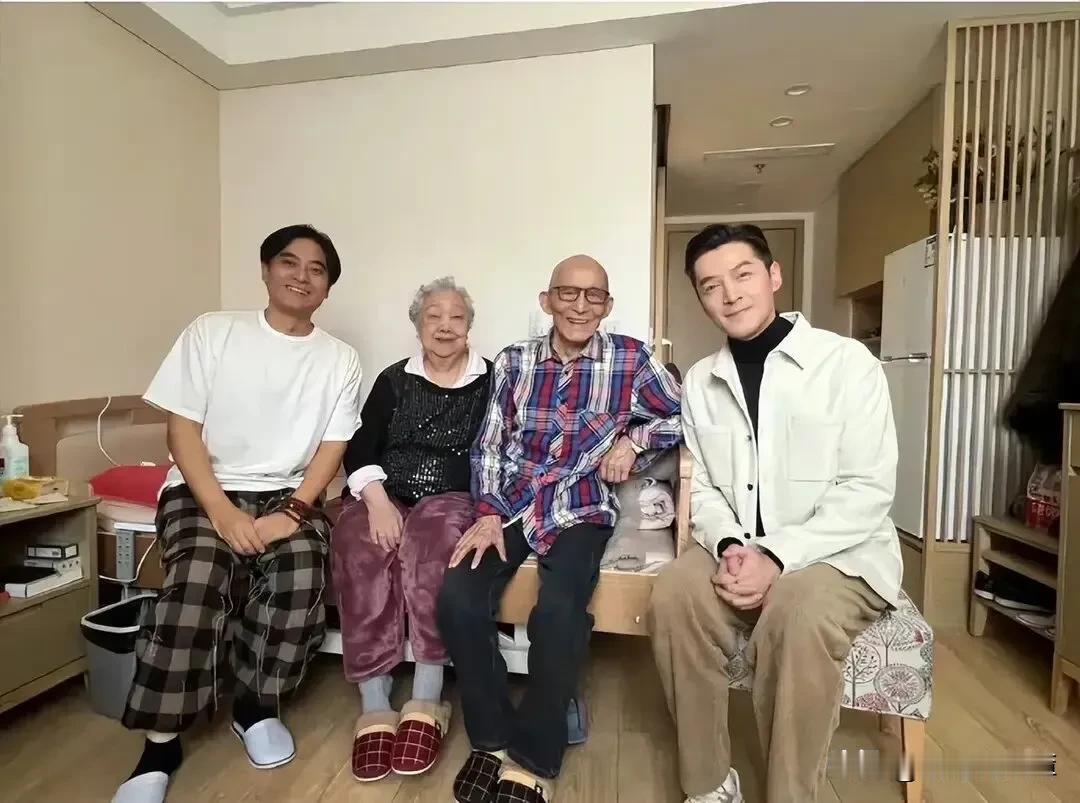 胡歌陈龙真的太有心，半夜2点才从春晚节目下来，一大早就赶过去看望已经90岁高龄的