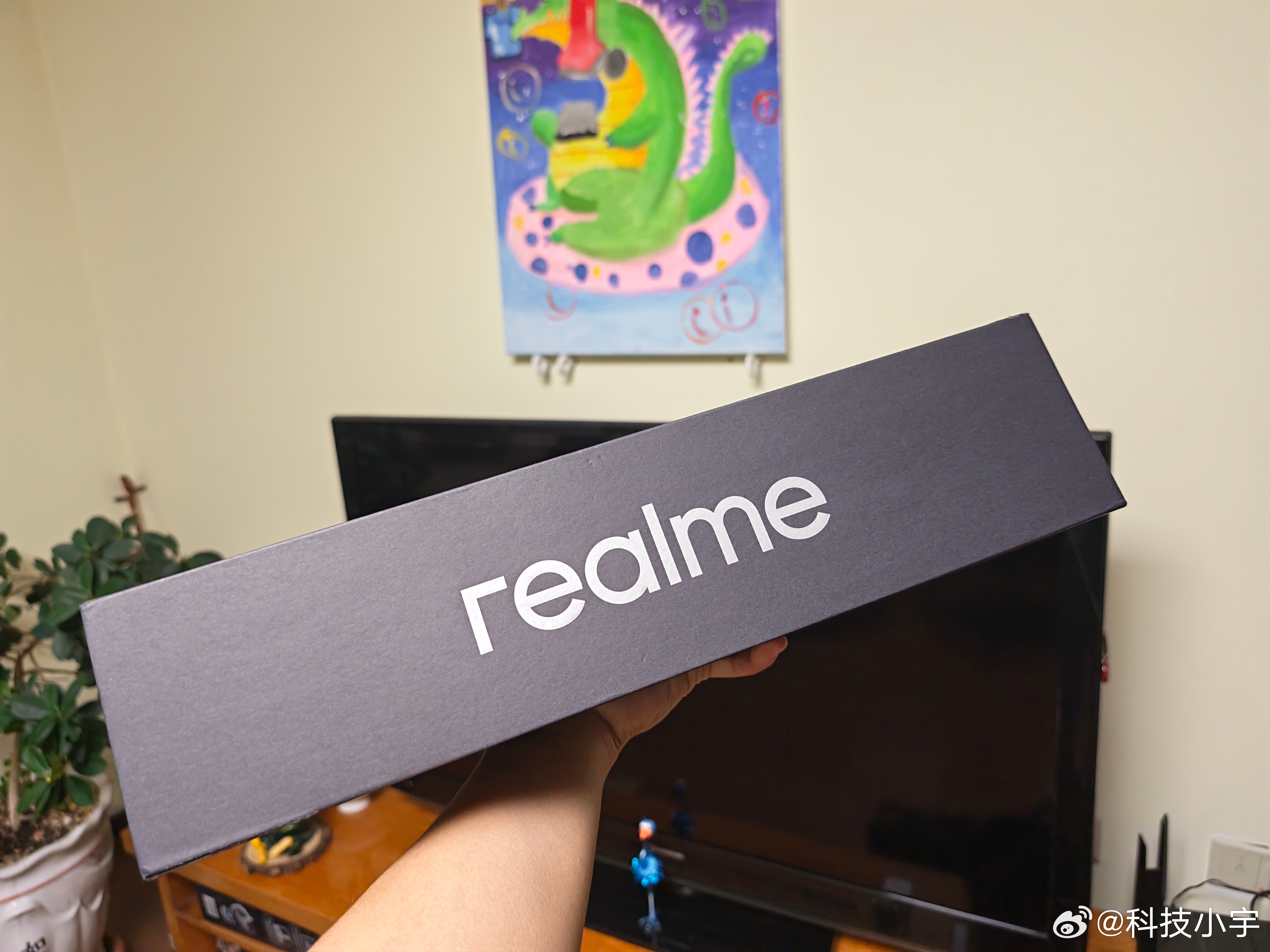 收到 真我 Neo8的邀请函，是一张鼠标垫还会发光，看来应该很电竞风，165Hz