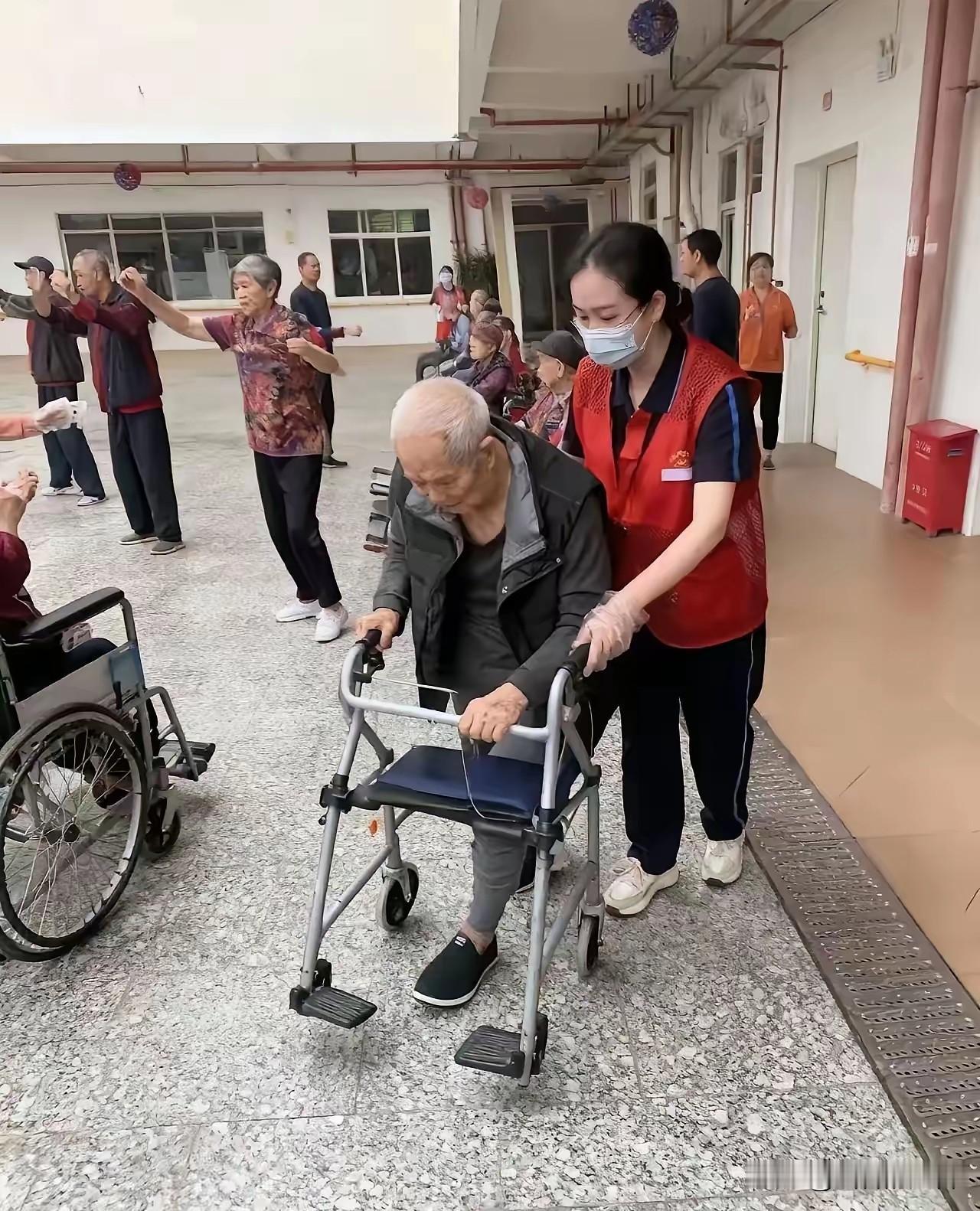 72岁退休小学教师在养老院遭女护工连扇6个巴掌，老人没喊没闹，只是颤着手拨通了3