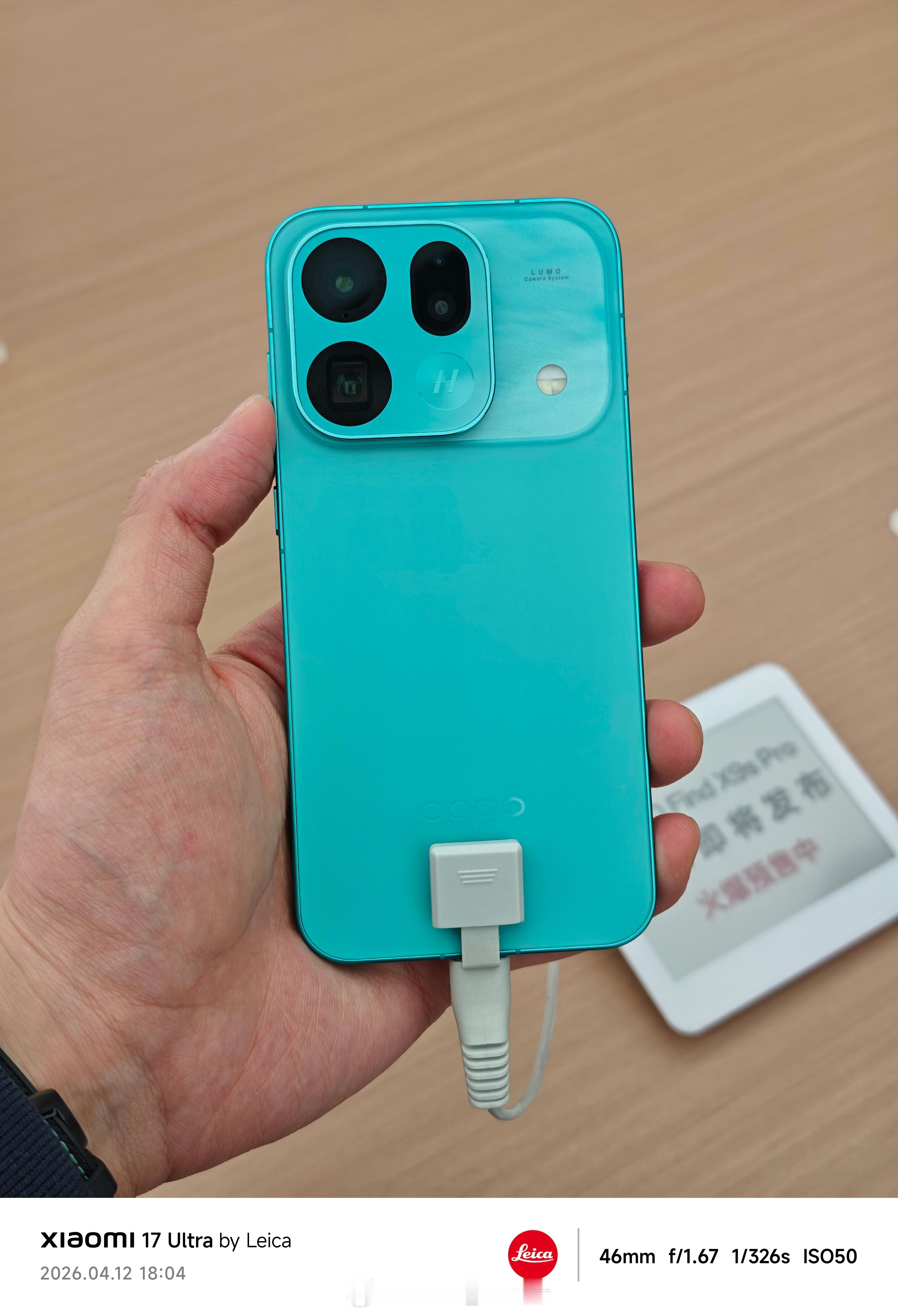 昨天去看了下OPPO的Find X9s Pro，这颜色其实还挺好看的，但我不懂为