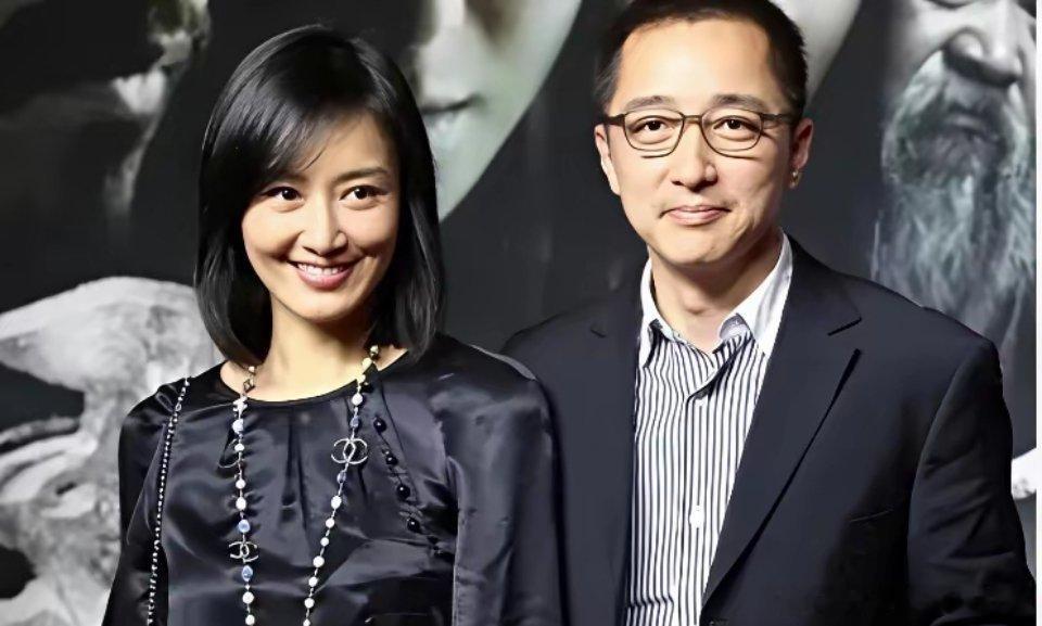 50岁的赵子琪她就是《人民的名义》里的钟小艾，背景强大，父母都是军人，老公曾经是