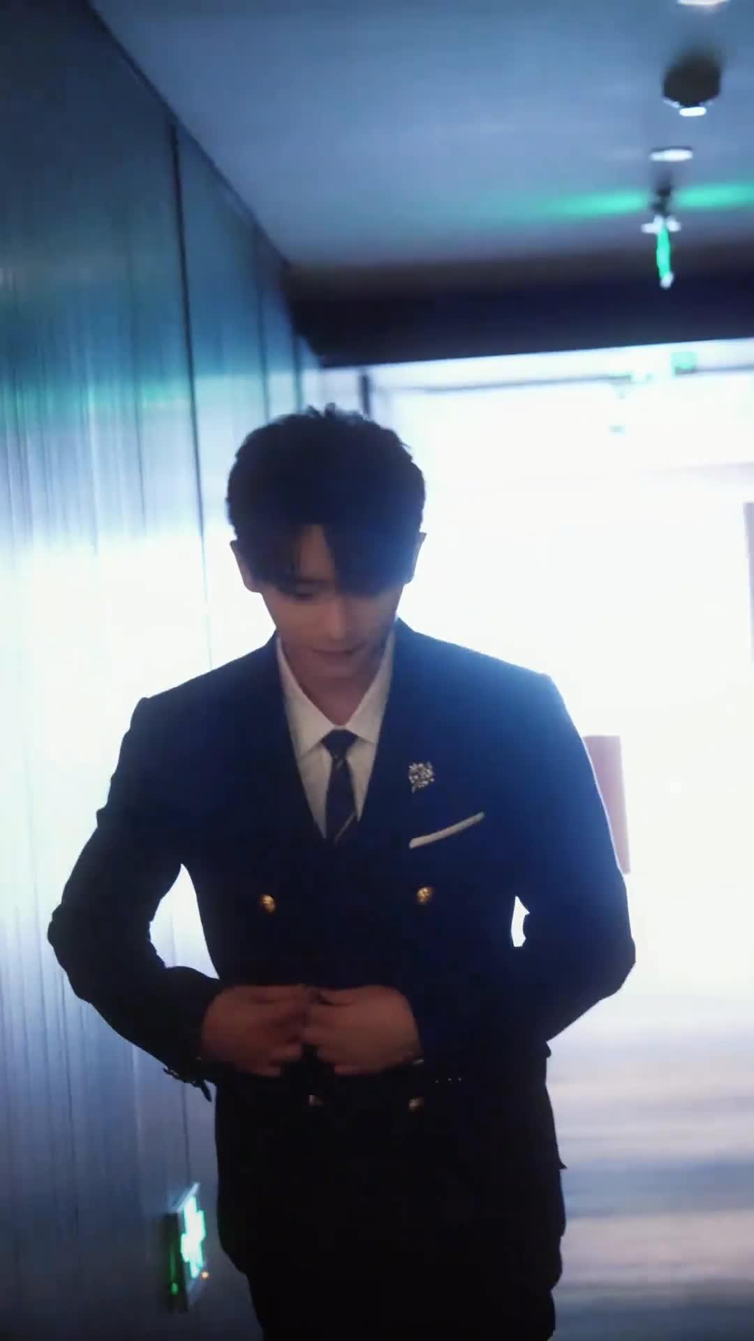 不屑一顾的眼神，和坐拥权利的继承者