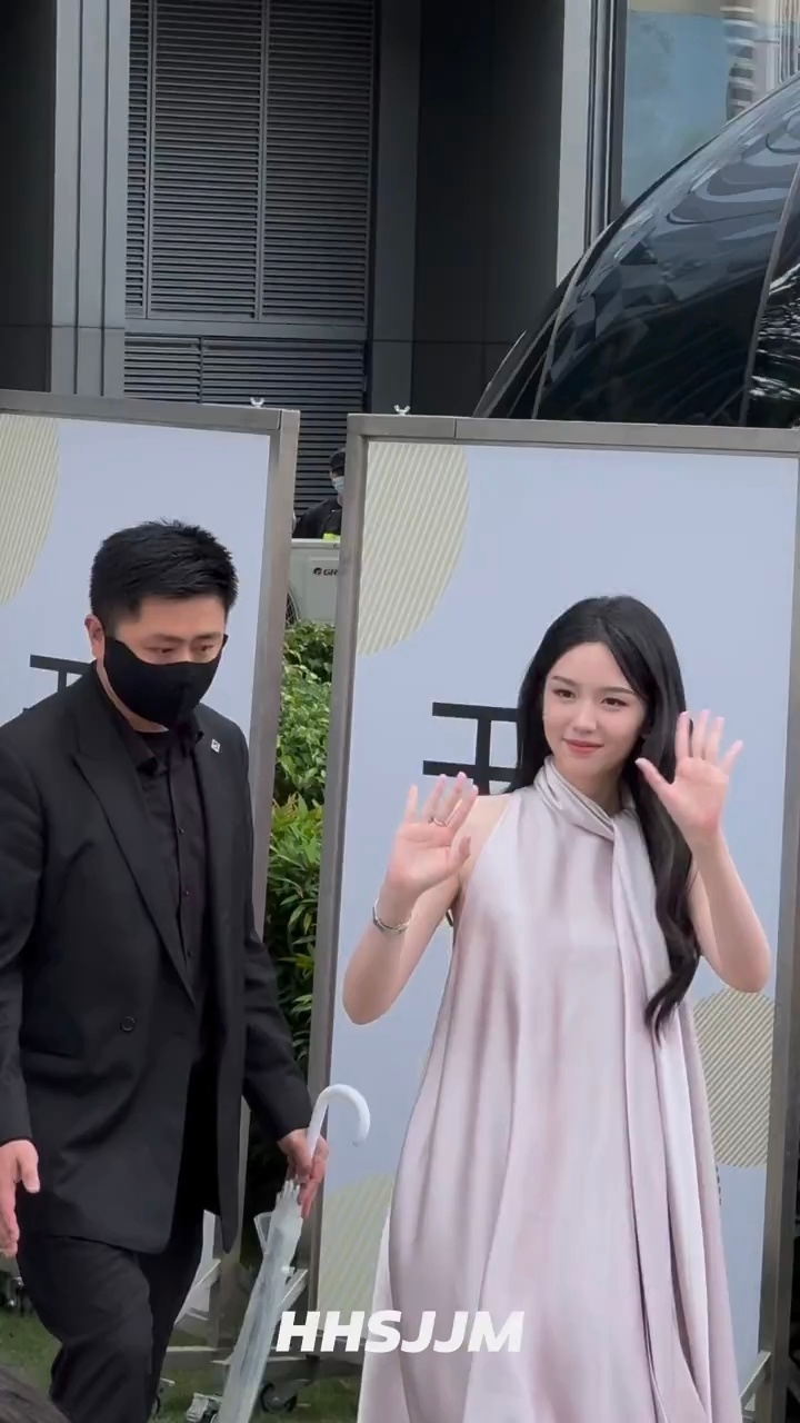 模糊的画质清晰的美貌，也子美得很安心～周也挂脖长裙造型