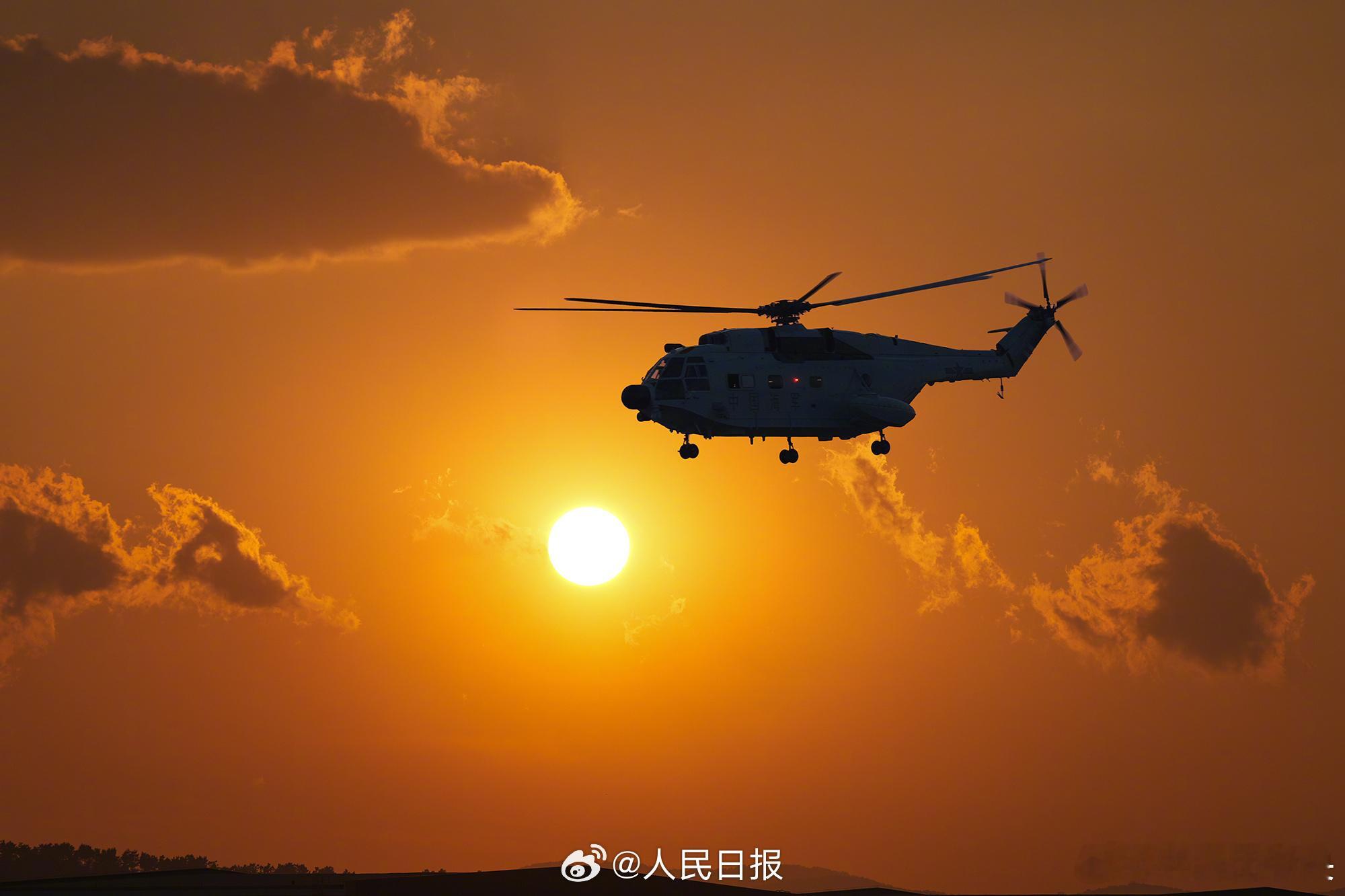 【来看！人民海军的晚霞大片】人民海军壁高清壁纸舰艇邂逅晚霞，战机利剑长空！晚霞下