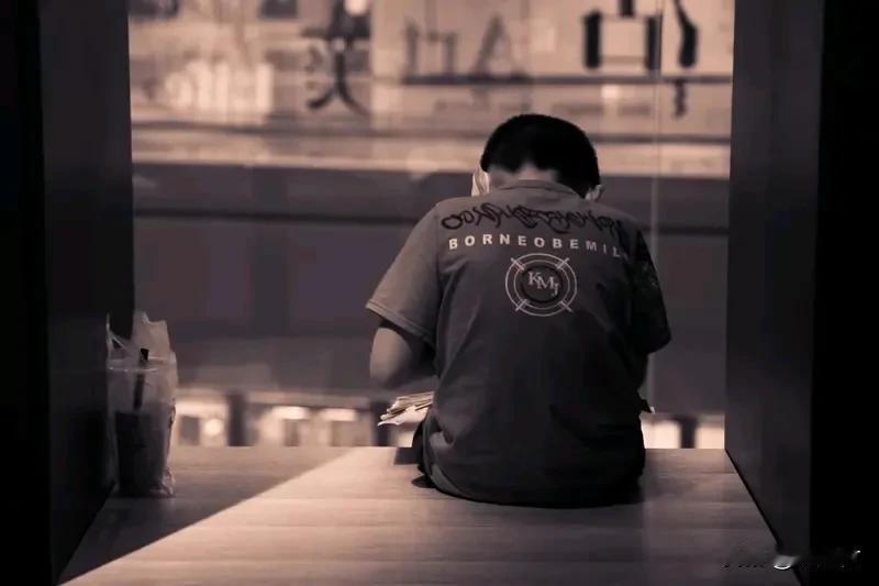 男孩在校被打掉两颗门牙 家长讨说法 河北高碑店一家长在家长会上为孩子讨说法一事引