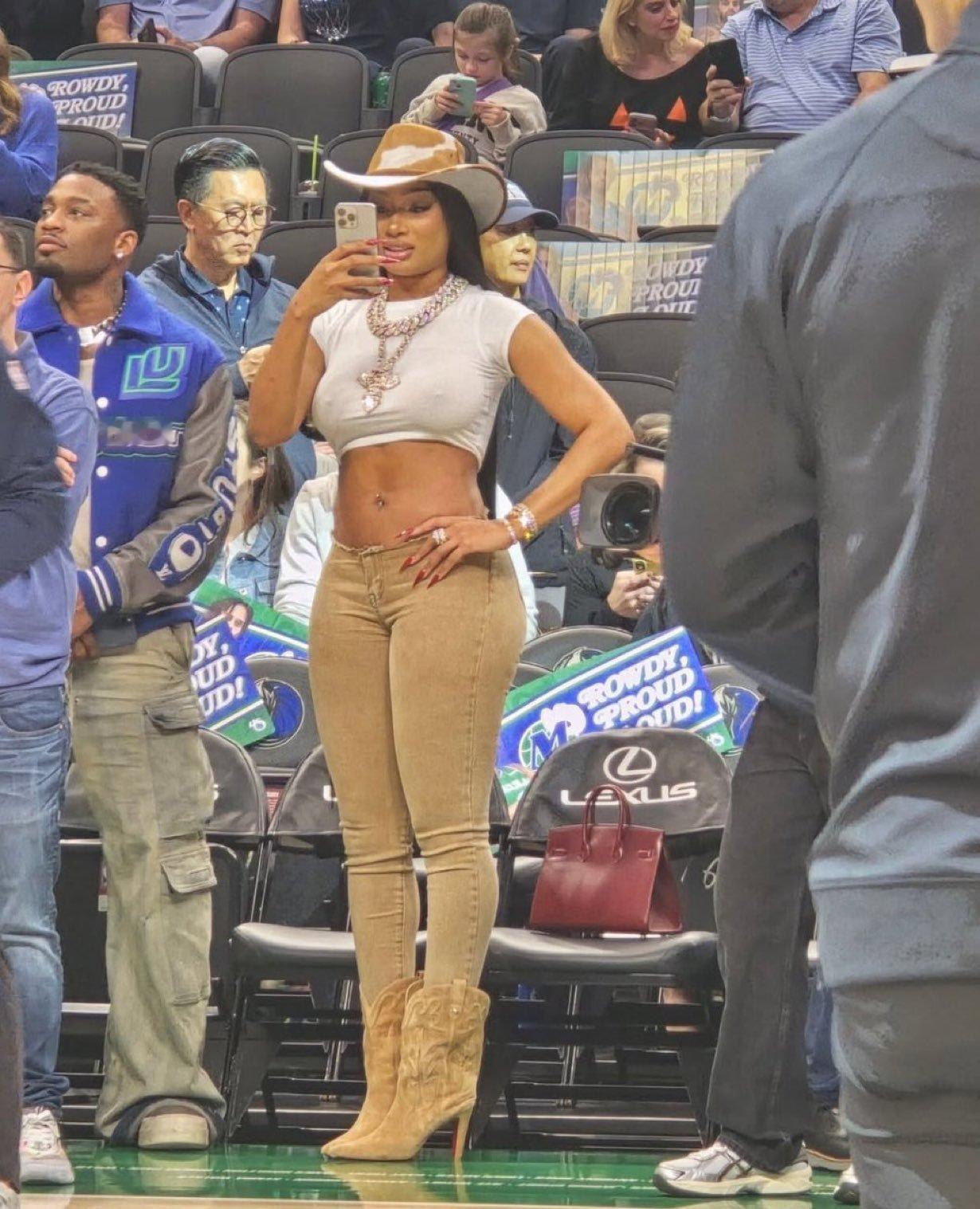 克莱的女朋友到场支持他。NBA ​​​