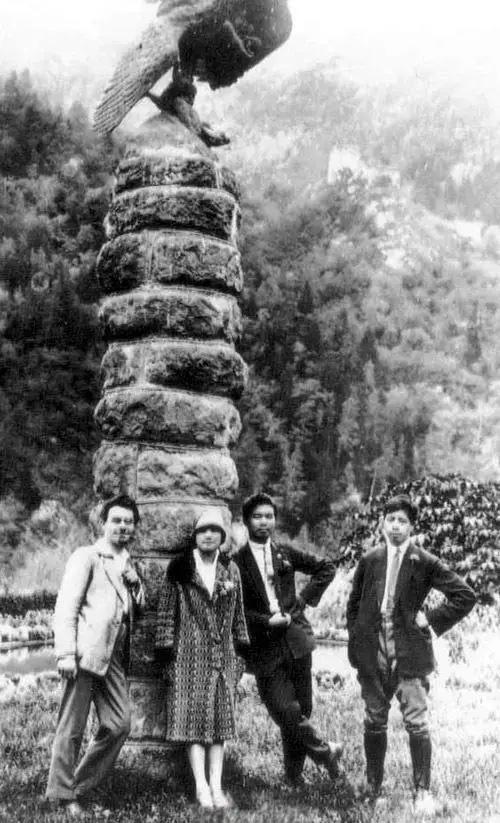1927年，宋庆龄、邓演达、鲍罗廷等人在莫斯科郊外一根石柱旁的合影，当时他们都拒
