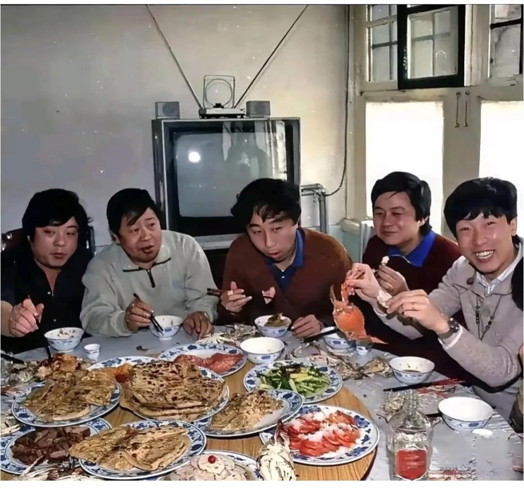 只有冯巩在认真品尝美食。