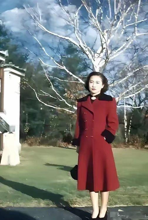 这是著名抗日将领杜聿明将军的长女杜致礼于1950年在美国留学时拍摄的照片，并在同