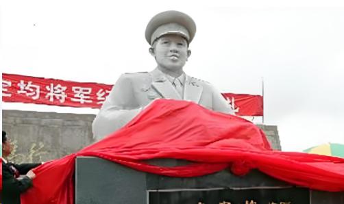 1969年，皮定均将军去甘肃农村视察，一群妇女不穿裤子，用床破被遮挡下身，地委书