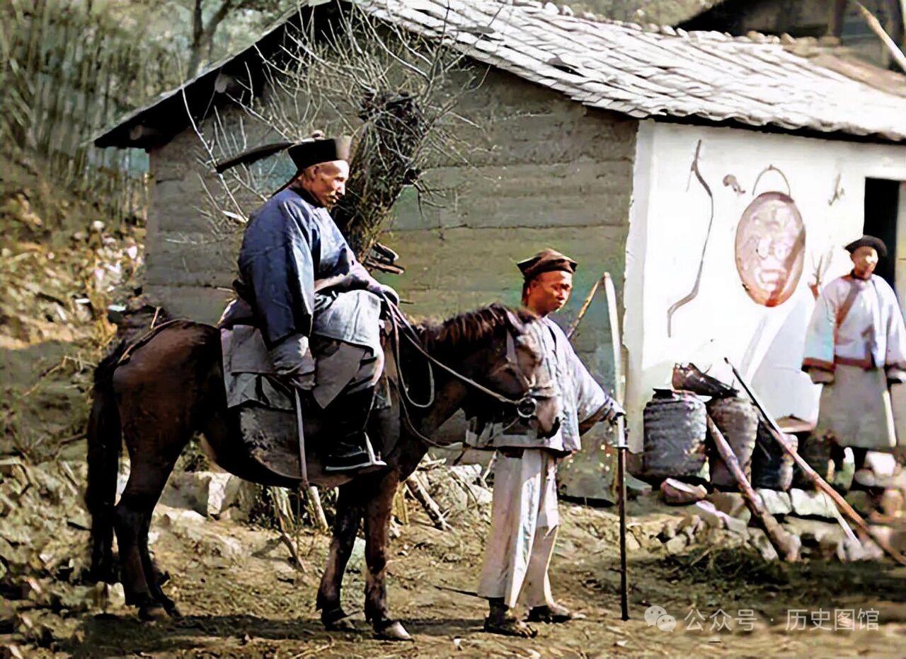 老照片：清朝武官带刀出行，威风八面这是清朝时期一名武官出行时的情景。随从为其备好