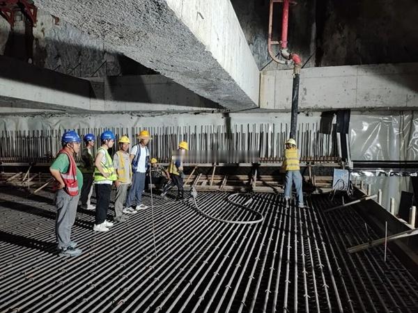 “东进南下、沿江向海”日前，福莆宁城际铁路F2、F3线长乐机场段工程南隧道迎来重