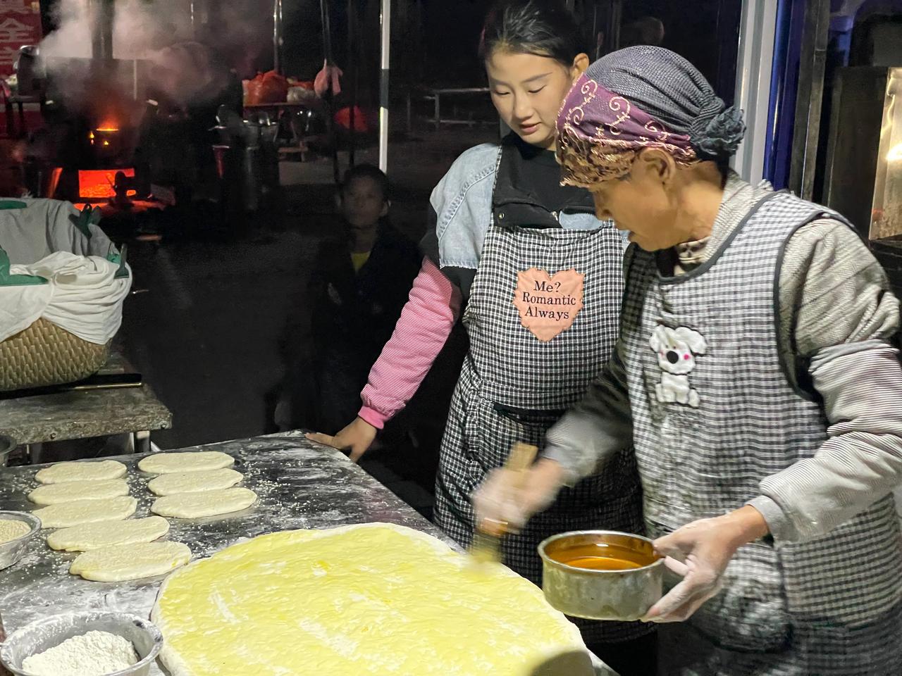 凌晨3点的路灯，照亮的都是有故事的人。
当同龄人还在睡梦中的时候，她就已经开始了