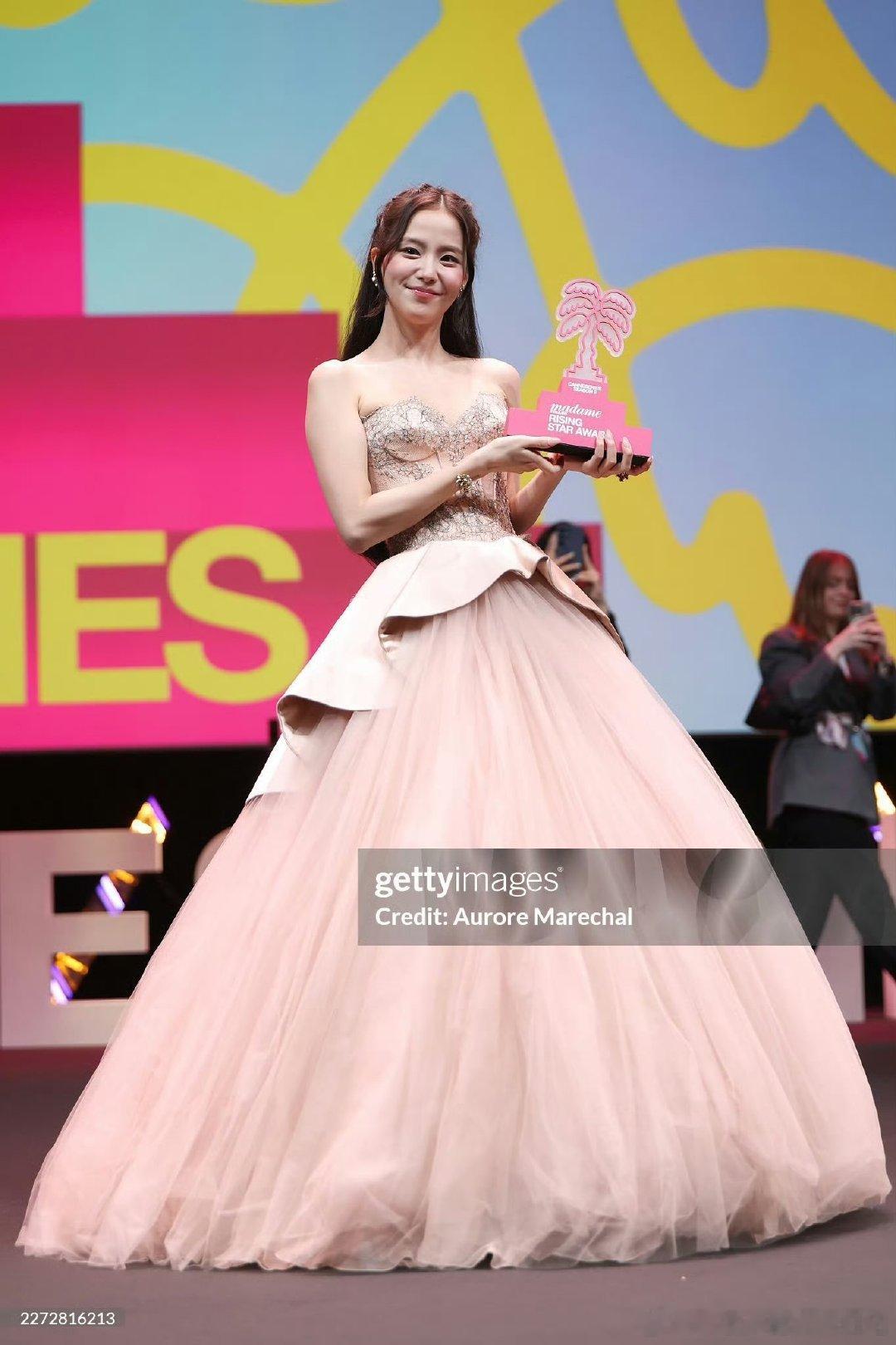 金智秀戛纳第二套 金智秀戛纳G社生图温柔氛围感直接拉满，一出场全场目光都牢牢被她