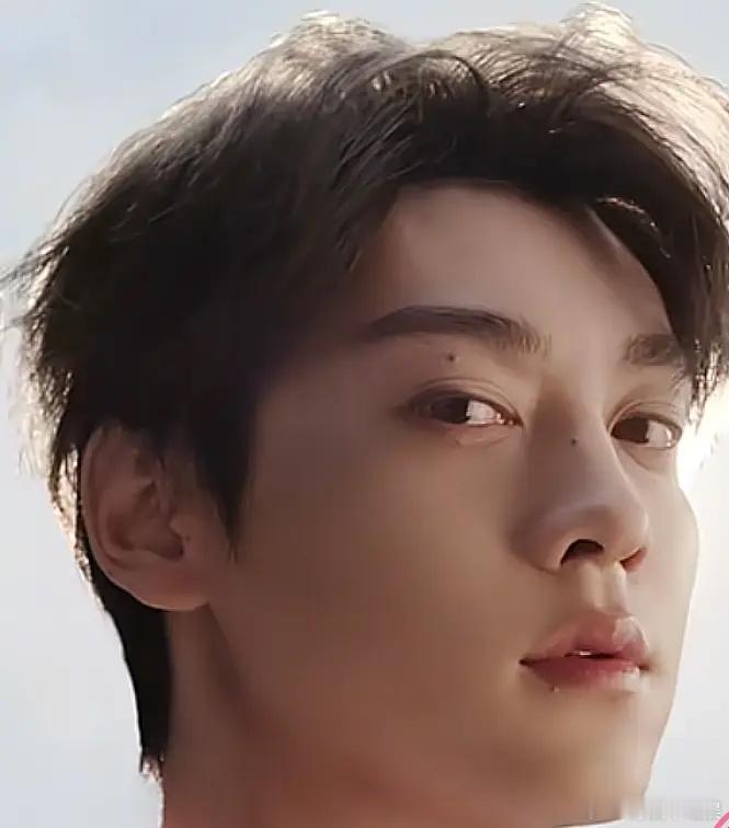 网友说田栩宁可以当lyf的代餐，两个人像吗？ 