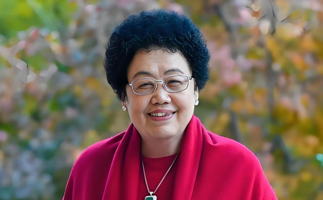 [月亮]1959年，18岁陈丽华与北京电信系统某高管结婚，生了1子2女后，俩人和