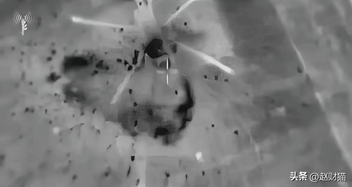 以色列空军战机投弹精确命中地面上的一架伊朗军队“米-17直升机”，但是爆炸之后，