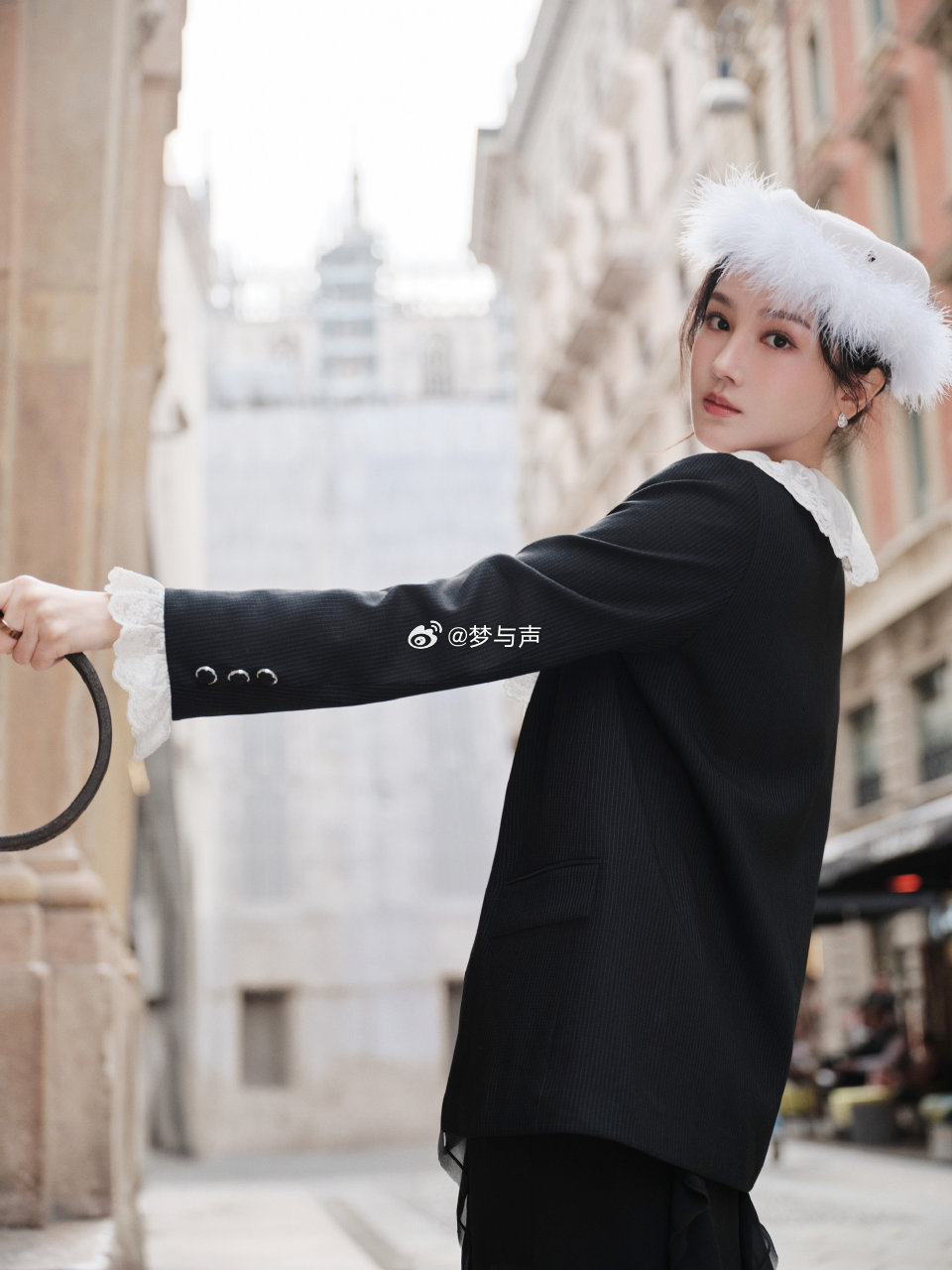 陈小纭米兰时装周首秀 米兰这趟收获满满，的蕾丝造型温柔又利落，整个人都在发光。 