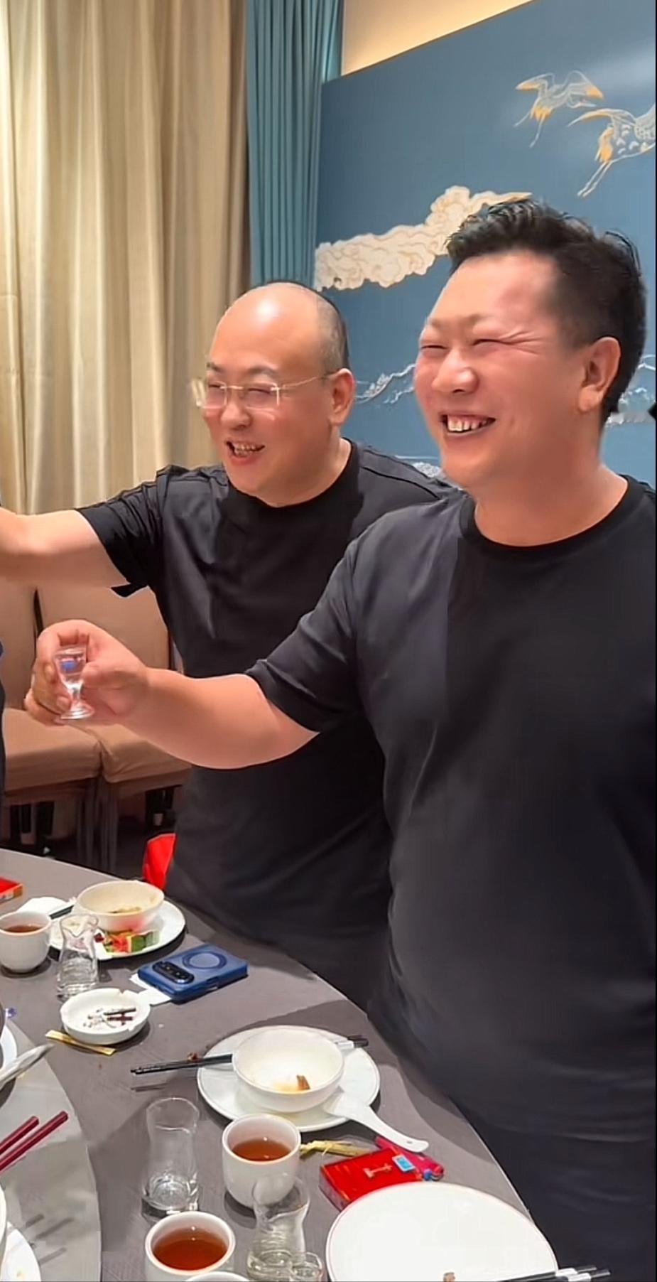张大炮端着茅台酒，听着自己的好兄弟中山市磊哥在那里侃侃而谈，桌上还摆着他平日里最
