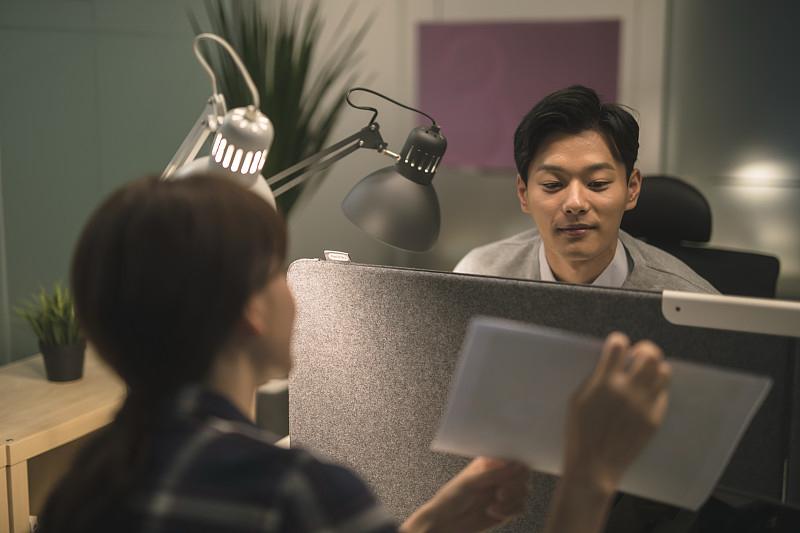 我身边就有两对老婆比老公大三岁的夫妻，结婚五六年了日子过得比不少同龄夫妻顺太多。