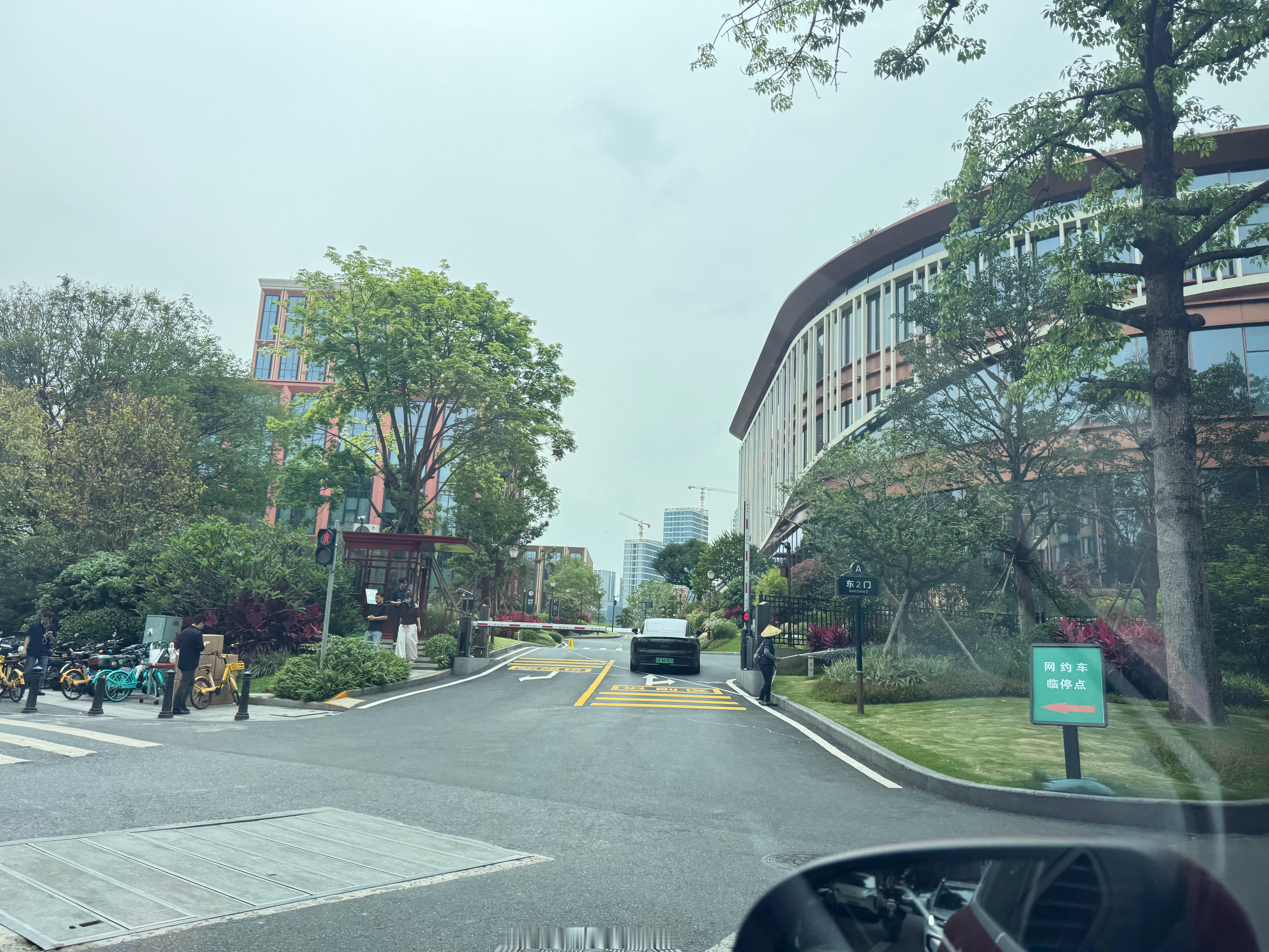 还是第一次来华为广东区域总部这整个园区环境和周边环境还真区别有点大园区过于高大上