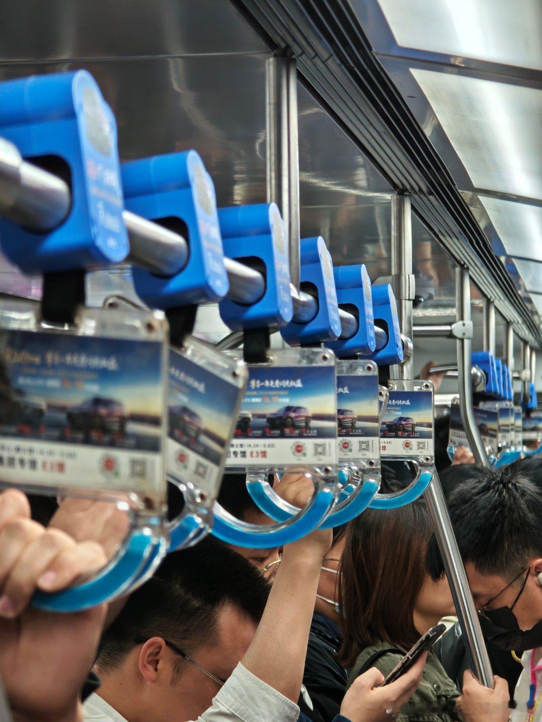 北京车展 附近的地铁线已经全都是车展的形状了