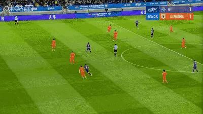 谢蒂内已经完成了射门动作，裁判居然判给津门虎点球，把侵犯圆柱体的篮球规则拿到足球