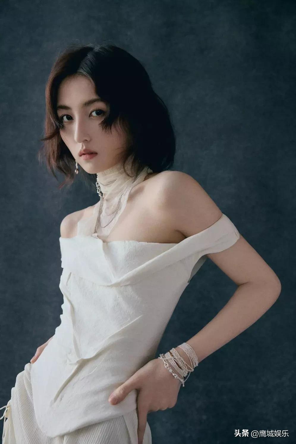 张子枫工作室最新释出的一组活动大片引发关注。照片中，她以一袭白色长裙搭配轻盈头纱