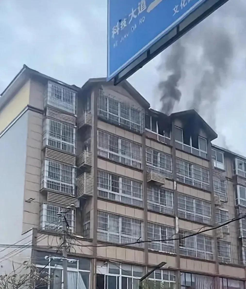 #开封女子放火后跳楼身亡？知情者发声#10月12日河南开封市祥符区，一小区六楼住