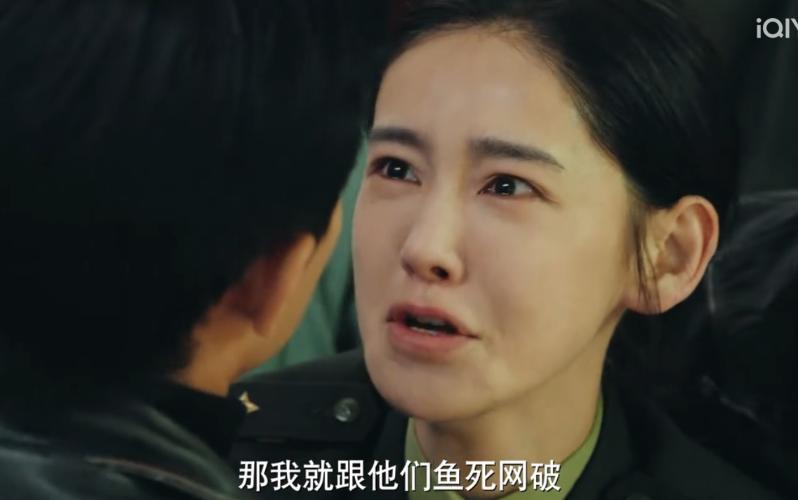 原版季洁站在案发现场你就信她是警察，新版季洁往那一站你只觉得她在演警察。
 
这