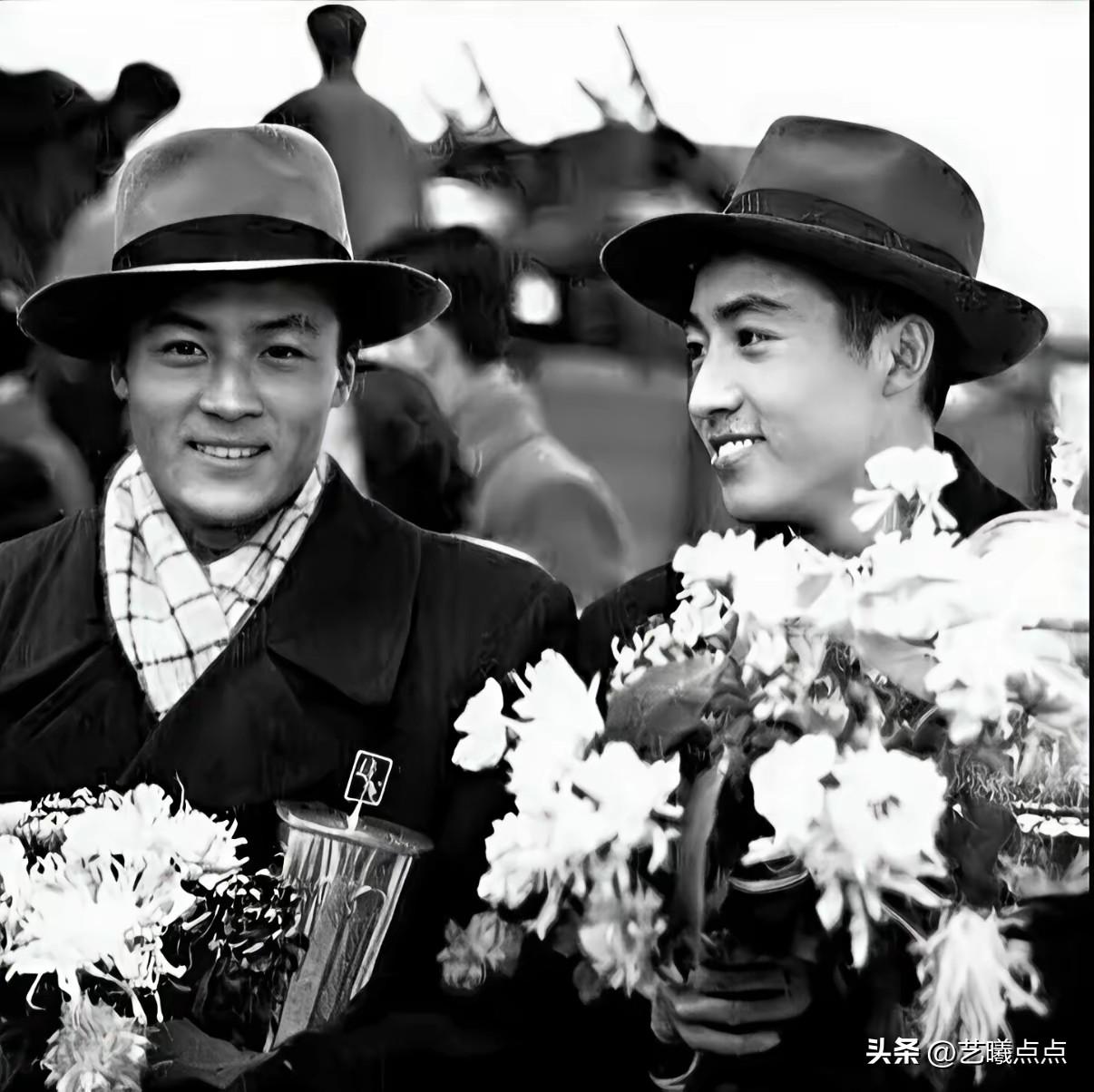 李富荣和庄则栋相视而笑，运动员的穿着可以这么绅士，太帅了！