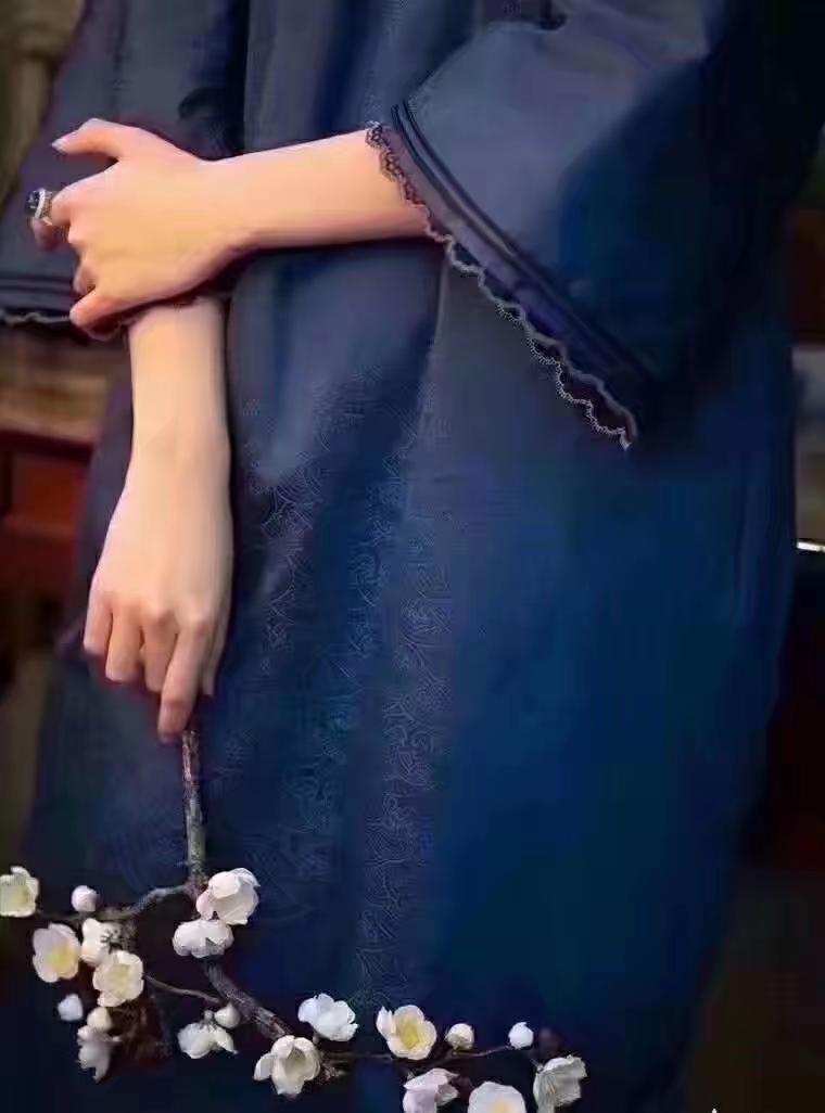 一段非常现实的话：“起初，我们揣着糊涂装明白。后来，我们揣着明白装糊涂。并不是我