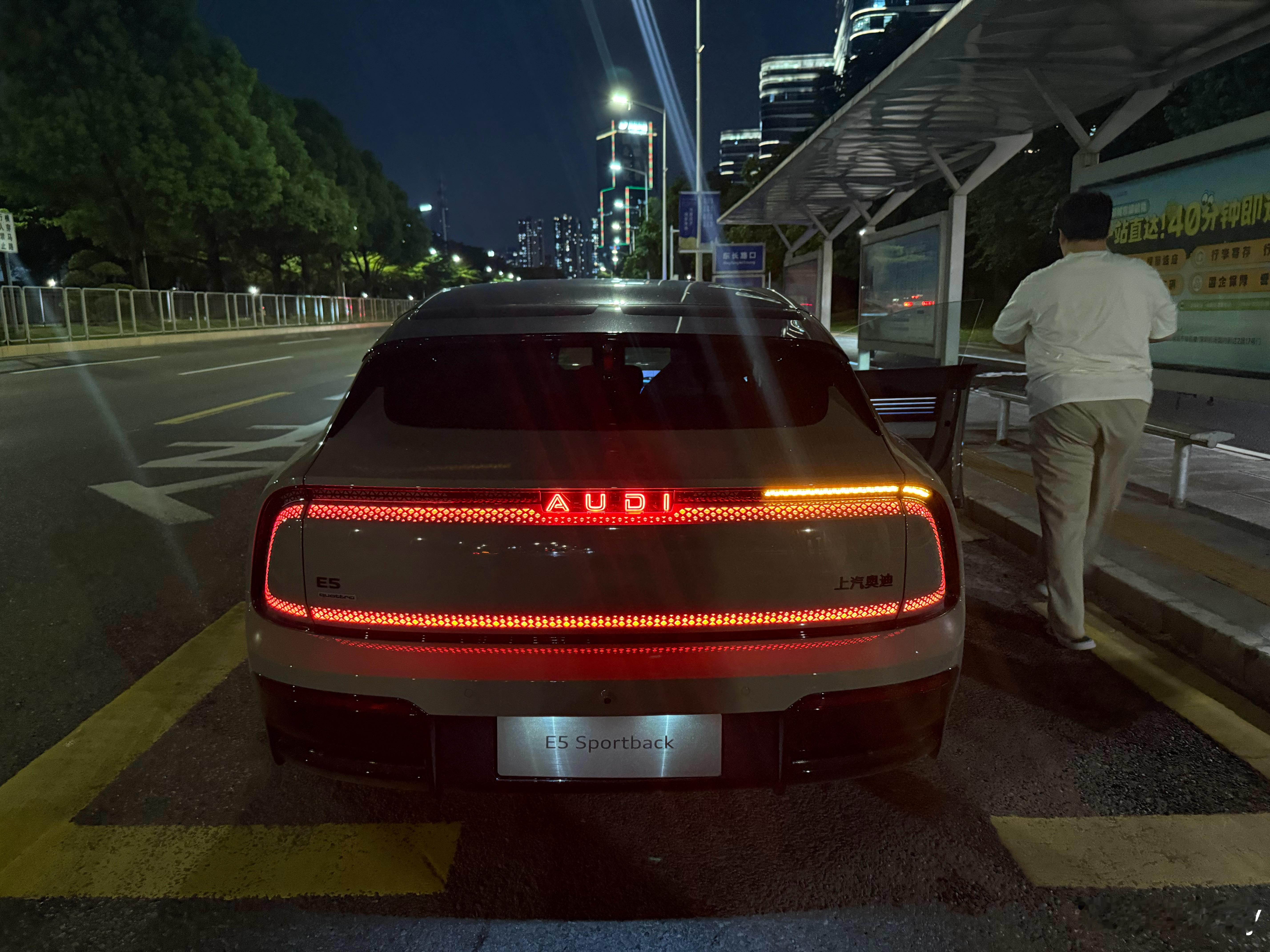 深夜试新车尾灯是真帅！ ​​​