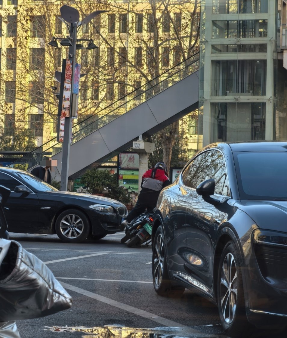 一大早的停车场就碰到一起小事故，俩人正好在视野盲区的位置撞上了（旁边车位有其他车