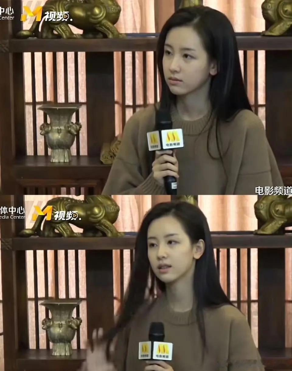 素颜穿这么丑的衣服还好看。。再次印证了素颜就是看头发和皮肤 